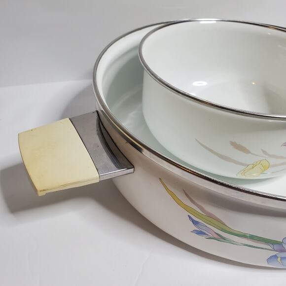 Vintage Mikasa Gabriele White Floral Enamel 2 handle cooking pot and enamel bowl - Picture 2 of 10